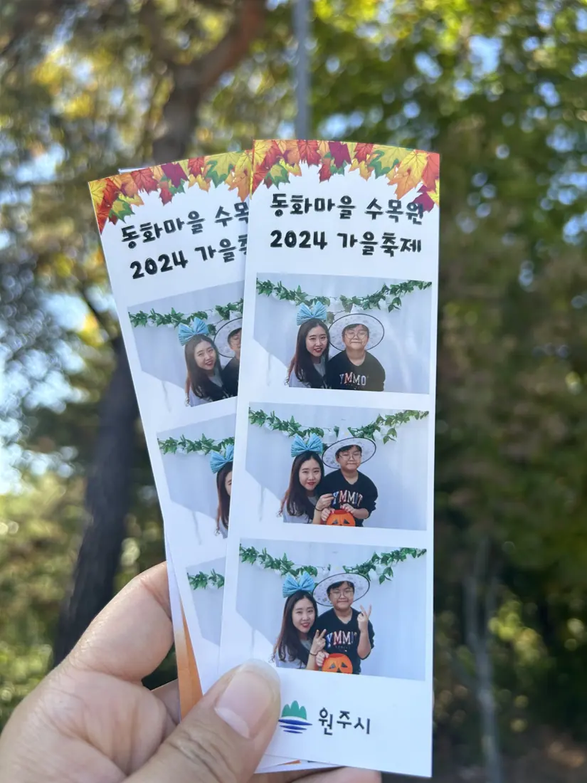 축제 포토부스에서 인화한 가족 기념사진